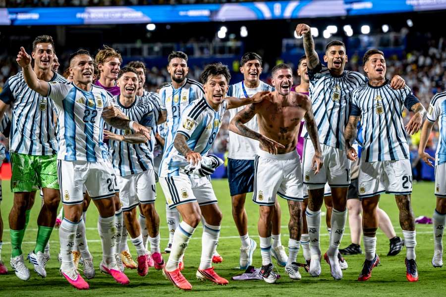 Los jugadors de Argentina celebran el pase a semifinales Los jugadors de Argentina celebran el pase a semifinales