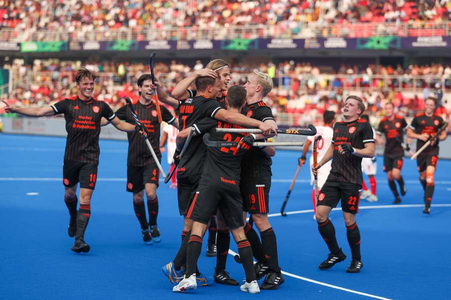 Nederland viert één van de goals in de openingswedstrijd tegen Maleisië