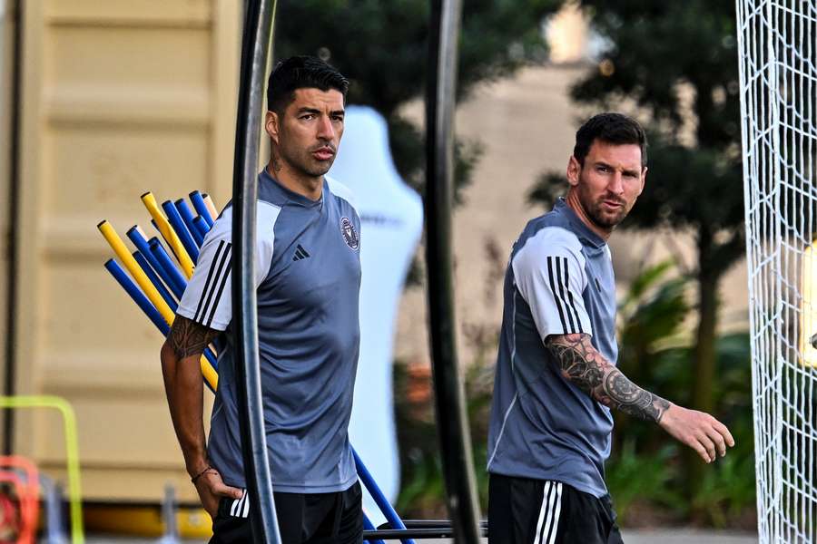 Luis Suarez, în stânga, alături de coechipierul Lionel Messi în timpul antrenamentului Inter Miami