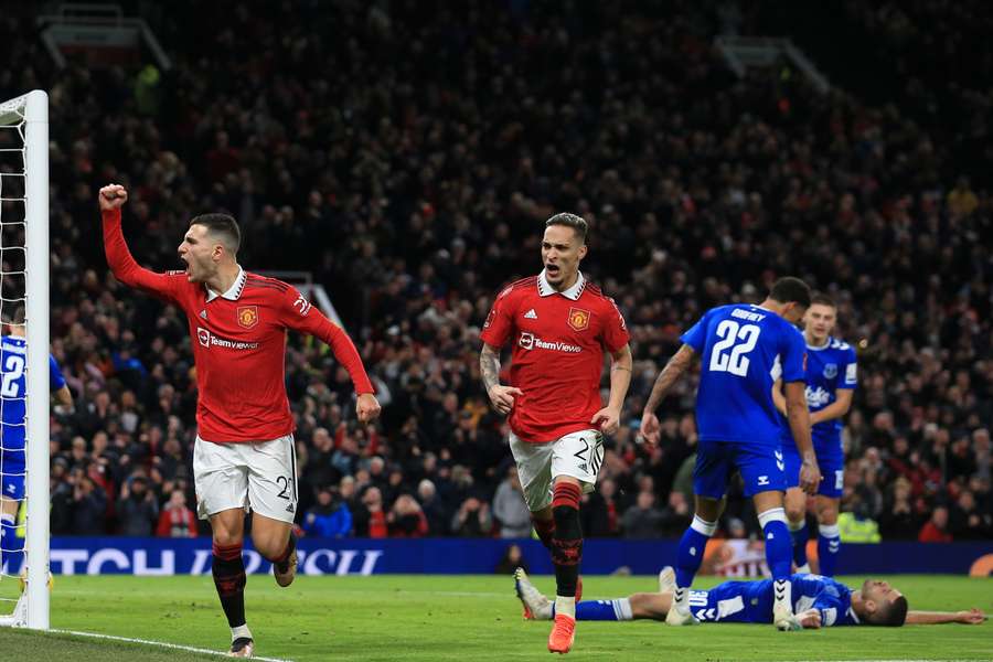 Diogo Dalot, de regresso ao onze, festeja com Antony, autor do 1-0, logo aos 4 minutos