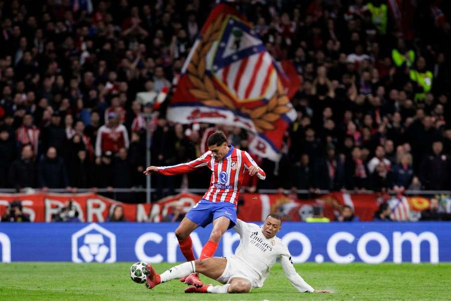 Nahuel Molina ante Mbappé