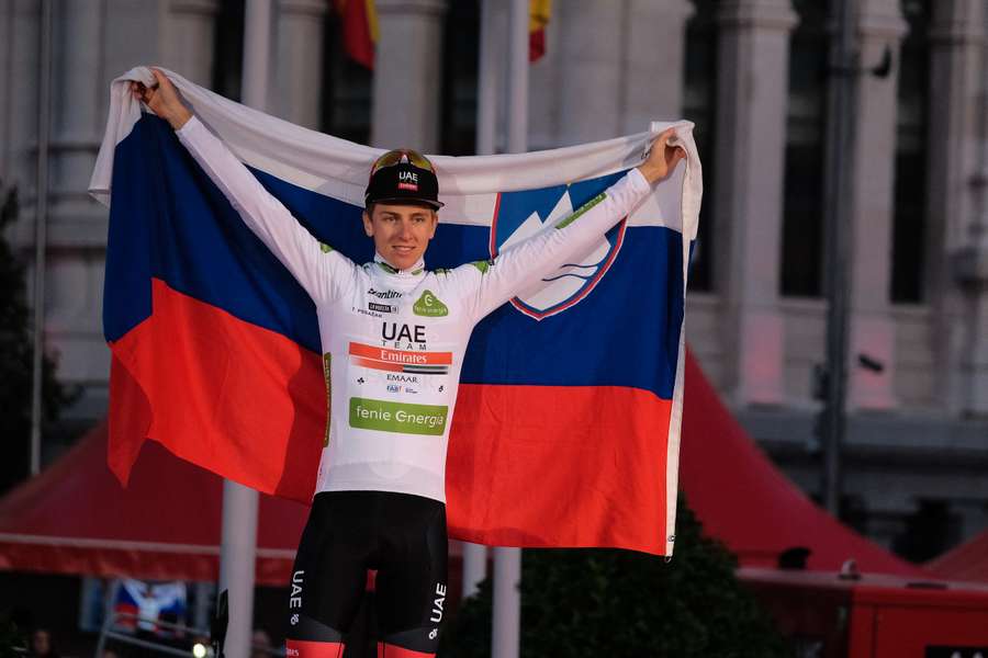 Tadej Pogacar celebrando su tercer puesto de La Vuelta 2019