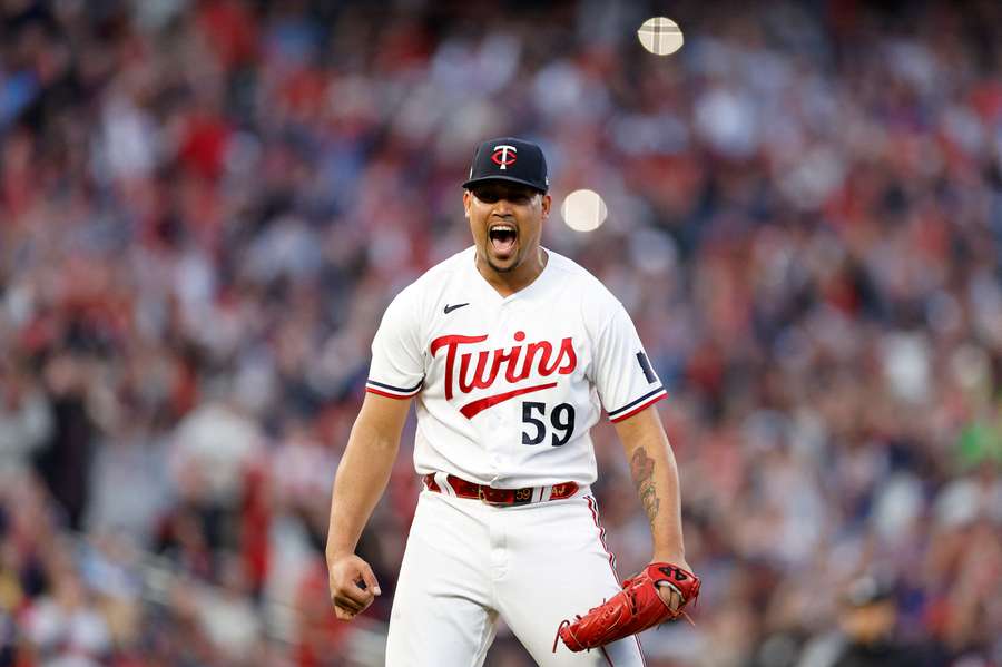 Jhoan Duran viert de overwinning van de Twins op de Blue Jays