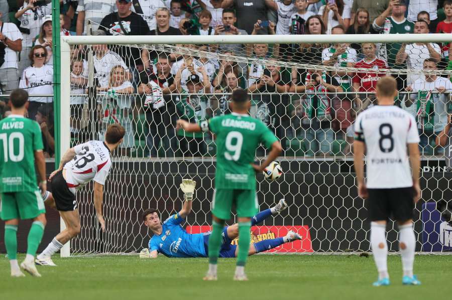 Legia liderem w bardzo ciasnej czołówce. "Z meczu na mecz powinniśmy być coraz lepsi"