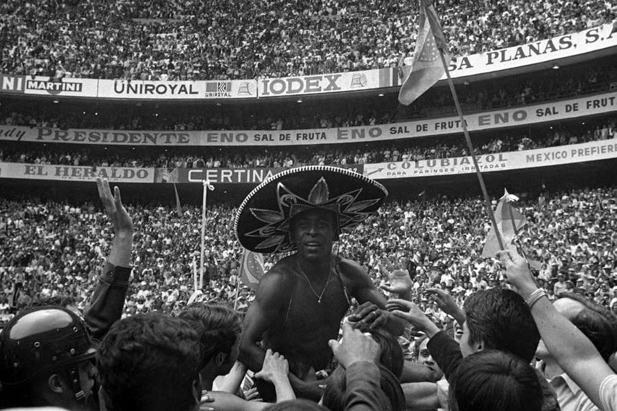Pelé momentos depois de ganhar o segundo Mundial, no México, em 1970