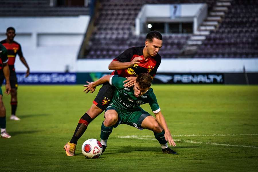 A partida teve três bolas na trave do Sport contra uma do Goiás