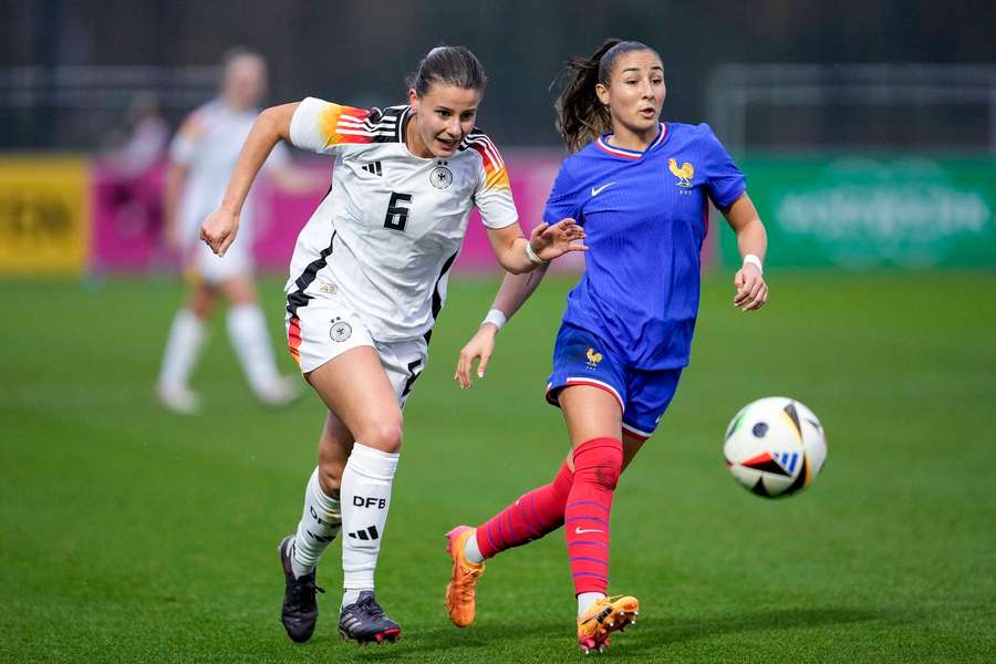 Sonia Ouchene avec l'équipe de France U23 lors d'un amical face à l'Allemagne. Sonia Ouchene avec l'équipe de France U23 lors d'un amical face à l'Allemagne.