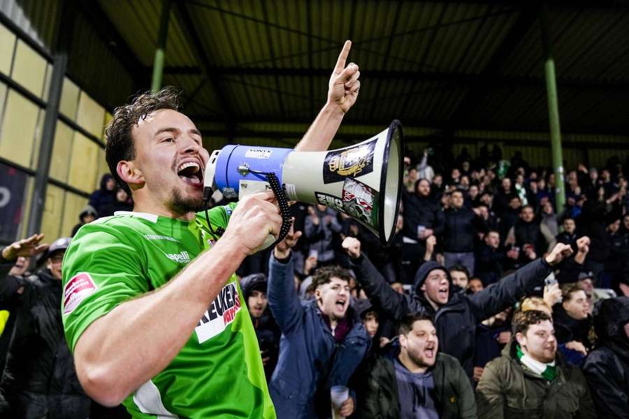 Jop van der Avert viert het feestje met de supporters na de zege op FC Groningen