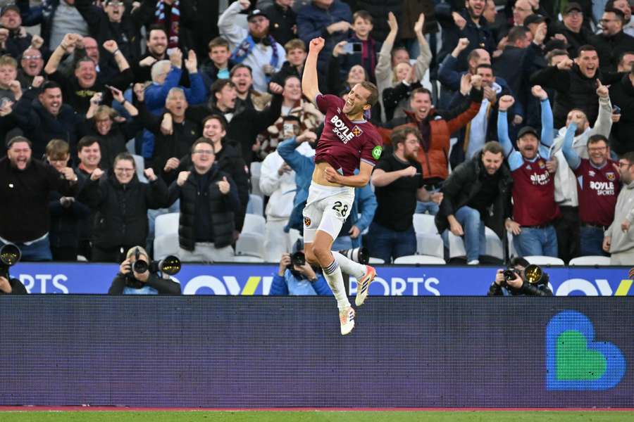 Tomáš Souček se raduje z gólu do sítě Newcatlu.