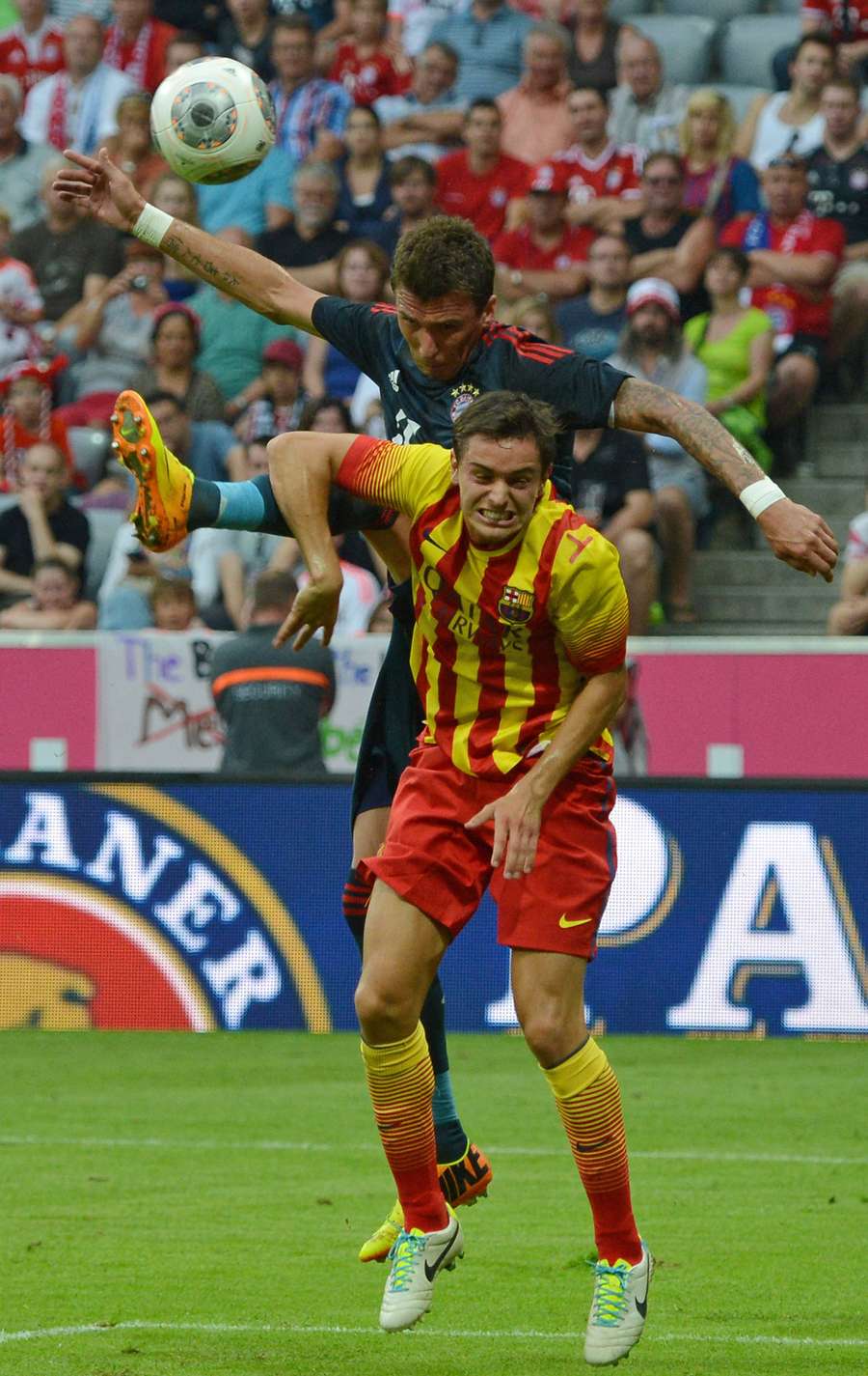 Quintillà, en su etapa en el Barça, con Mandzukic