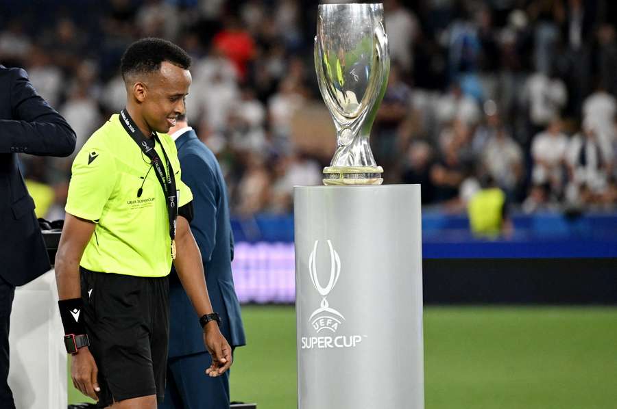 Omar Artan, después de arbitrar la final de la Supercopa de Europa Omar Artan, después de arbitrar la final de la Supercopa de Europa
