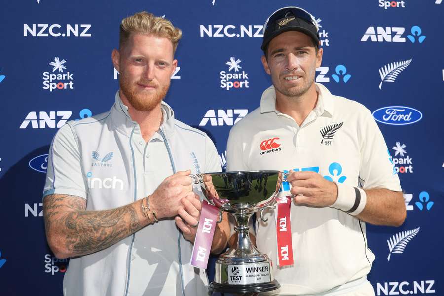 England captain Ben Stokes (L) alongside New Zealand captain Tim Southee