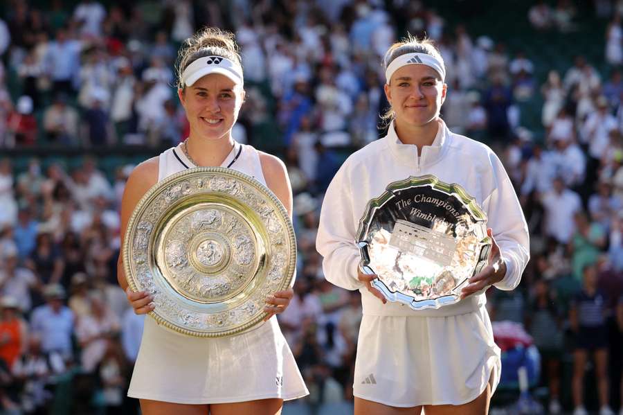 Linda Noskova (S) și Karolina Muchova cu trofeele lor