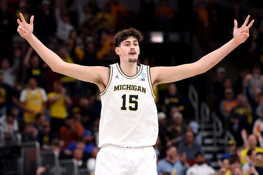 Aday Mara celebra una canasta ante los Tennessee Volunteers Aday Mara celebra una canasta ante los Tennessee Volunteers