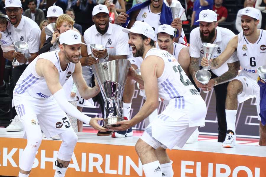 Rudy Fernández e Sergio Llull levantam o troféu da Euroliga em maio