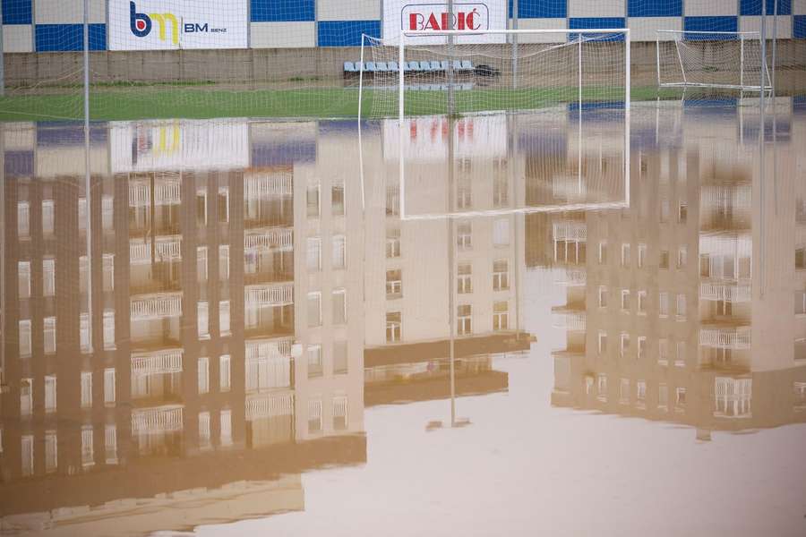 Een overstroomd voetbalveld in het dorp Kiseljak in noordelijk Bosnië en Herzegovina