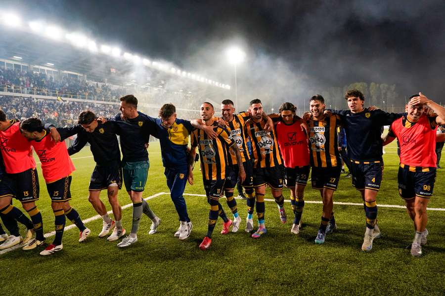 Giocatori stabiesi sotto la curva
