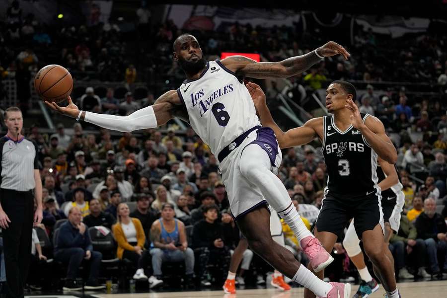 LeBron James leidt LA Lakers - zonder Davis en Beverley - langs San Antonio Spurs