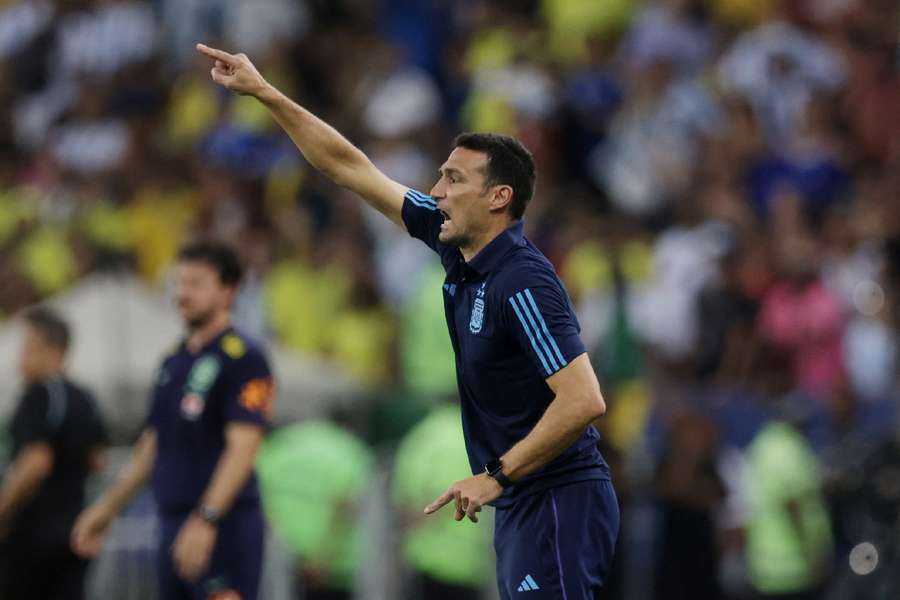 Scaloni giving orders to his team
