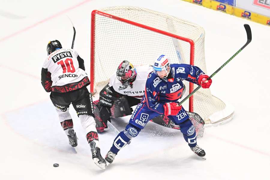 Sparta v Pardubicích hájí první místo extraligové tabulky. Sparta v Pardubicích hájí první místo extraligové tabulky.