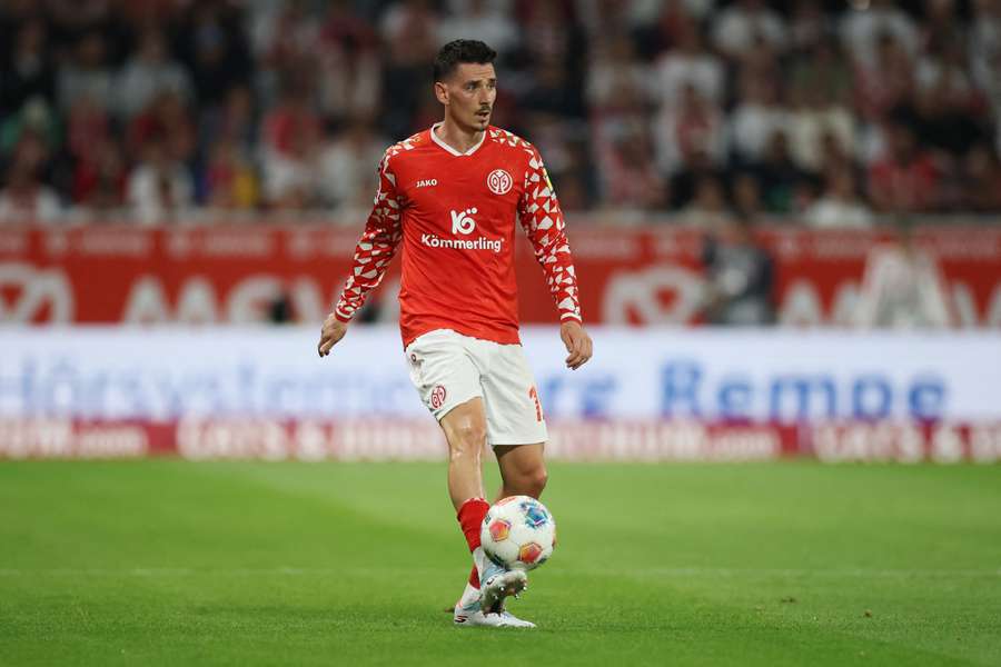 Anthony Caci (Mayence) contrôle le ballon lors du barrage retour de Ligue Conference face à Rosenborg, le 28 août 2025 à Mayence. Anthony Caci (Mayence) contrôle le ballon lors du barrage retour de Ligue Conference face à Rosenborg, le 28 août 2025 à Mayence.