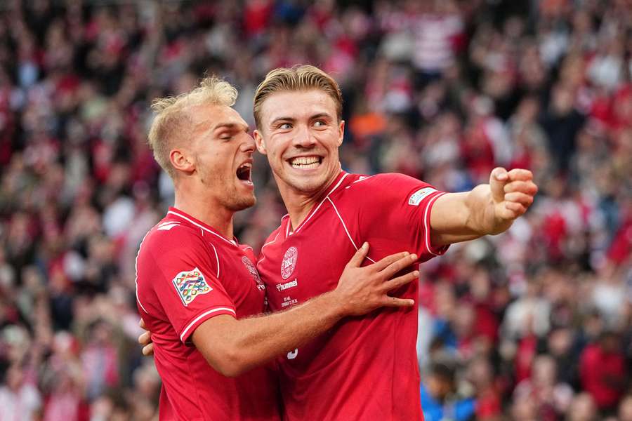 Gustav Isaksen e Rasmus Hojlund della Danimarca festeggiano