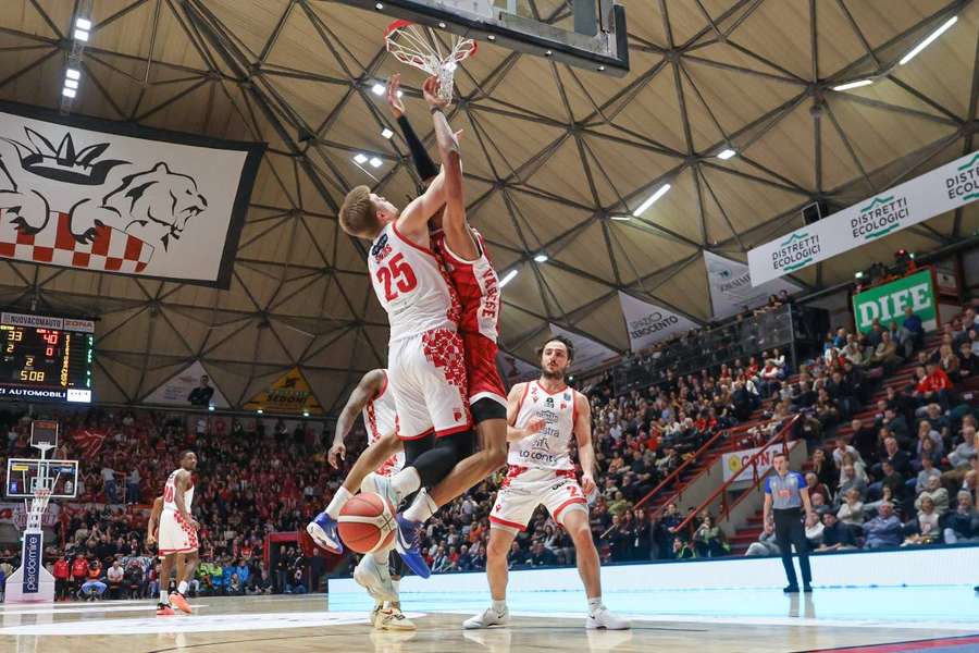 Karlis Silins luchando por un rebote