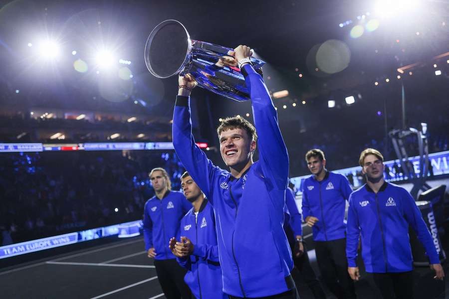 Jakub Menšík s trofejí pro vítěze Laver Cupu. Jakub Menšík s trofejí pro vítěze Laver Cupu.