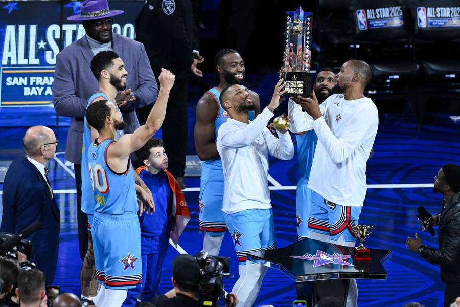 Les "OGs" soulevant leur trophée.