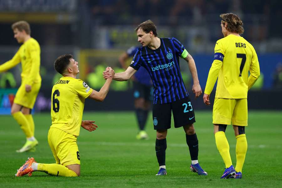 Barella stringe la mano a Gundersen