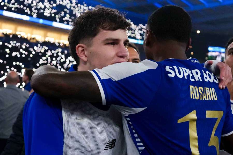 Pablo Rosario abraça Oskar Pietuszewski após o FC Porto eliminar o Benfica
