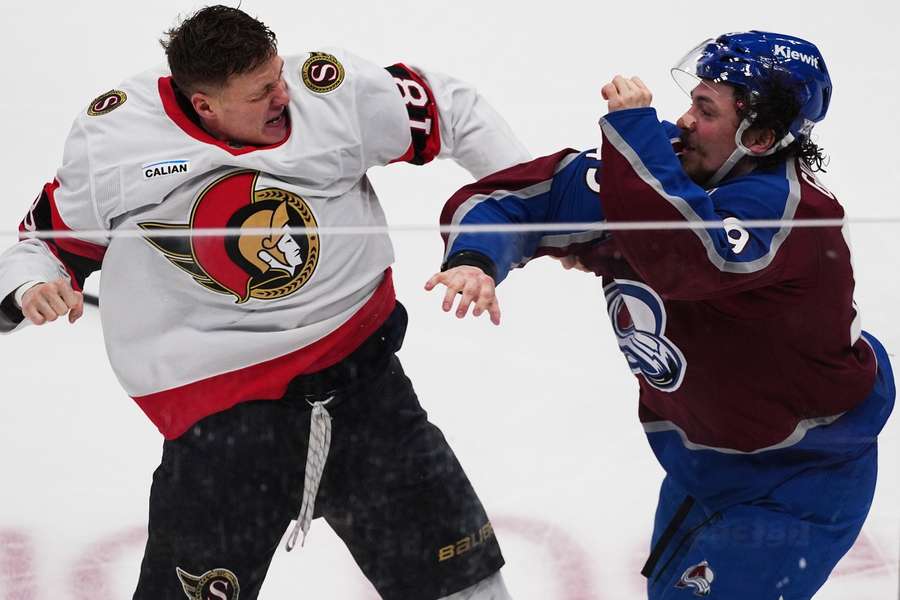 Tim Stützle im Zweikampf mit Samuel Girard