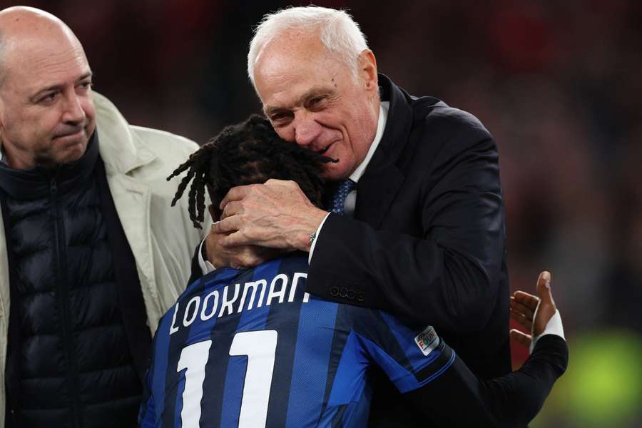 Il presidente dell’Atalanta, Antonio Percassi, abbraccia Ademola Lookman dopo la vittoria nella finale di Europa League contro il Bayer Leverkusen.