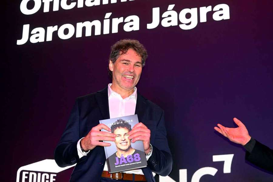 Jaromír Jágr se svou novou biografií.