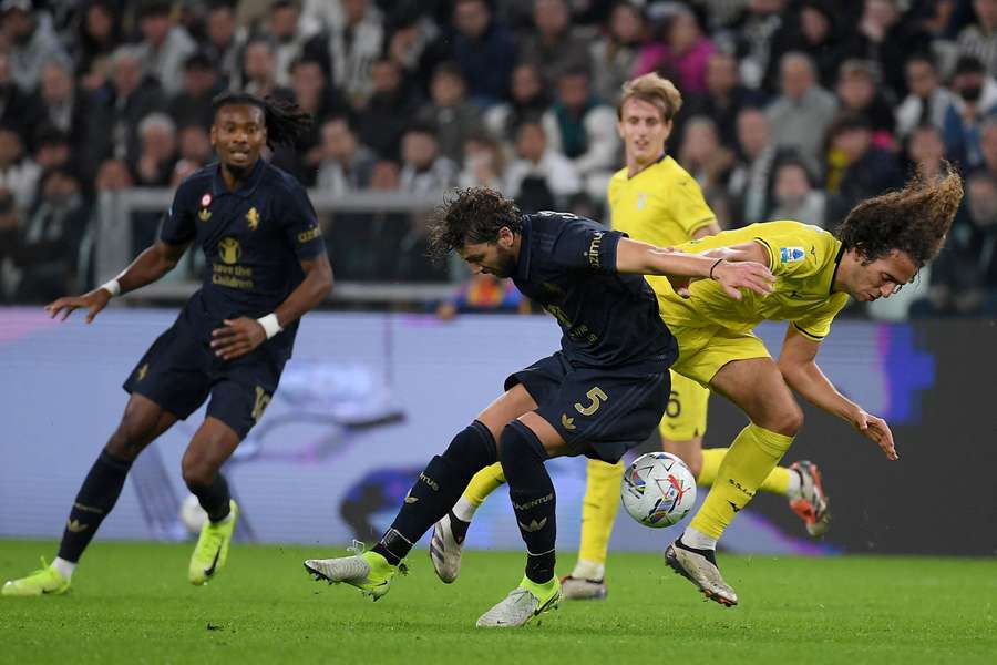 Záložník Lazia Matteo Guendouzi bojuje o balon s Manuelem Locatellim z Juventusu.