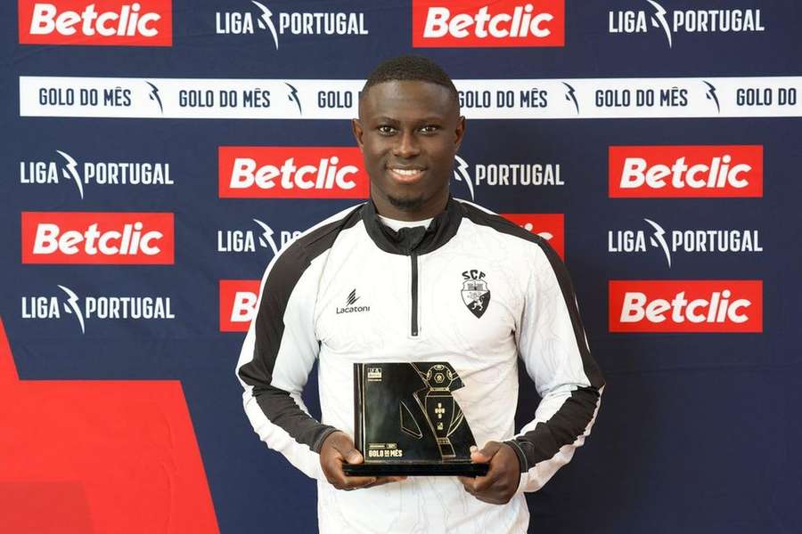 Elves Baldé com o prémio da Liga Portugal