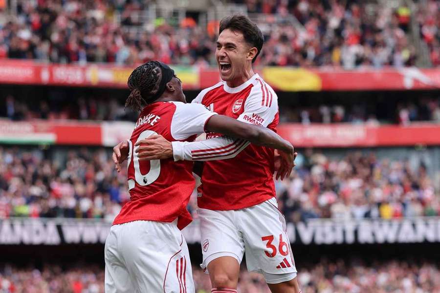 Zubimendi celebra junto a su compañero del Arsenal, Madueke