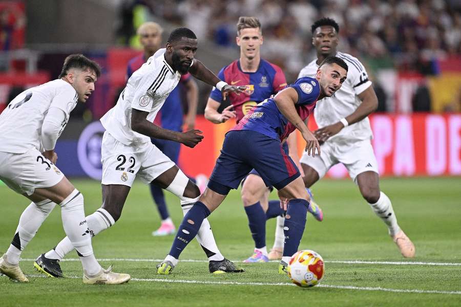 Ferran Torres ante Asencio y Rüdiger, con Dani Olmo y Tchouaméni en segundo plano Ferran Torres ante Asencio y Rüdiger, con Dani Olmo y Tchouaméni en segundo plano