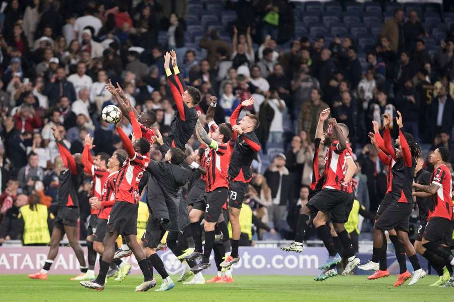 Jogadores do AC Milan festejam triunfo na capital espanhola