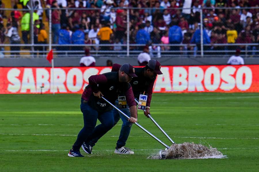 Operarios de la FVF intentan adecentar el césped