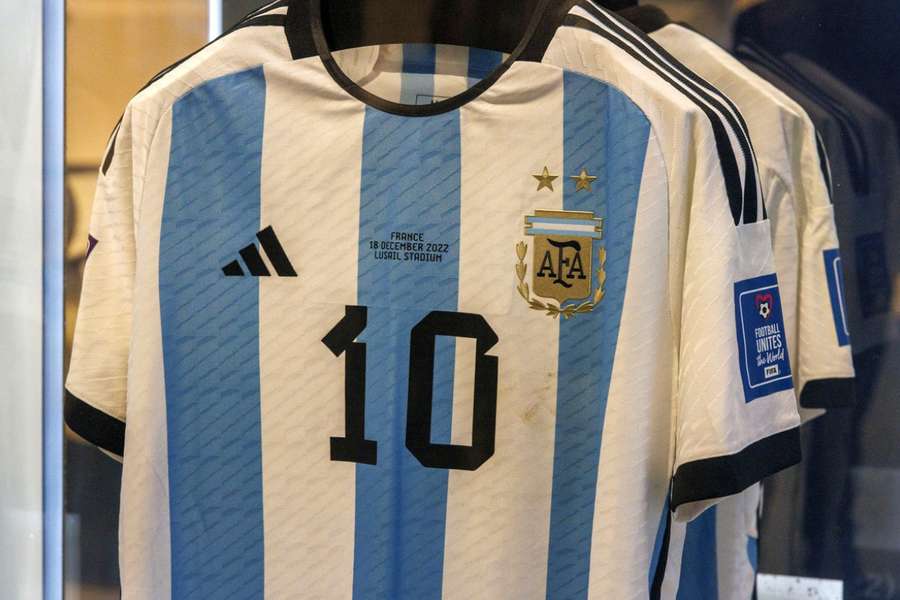 V aukcii bol aj finálový dres Messiho.