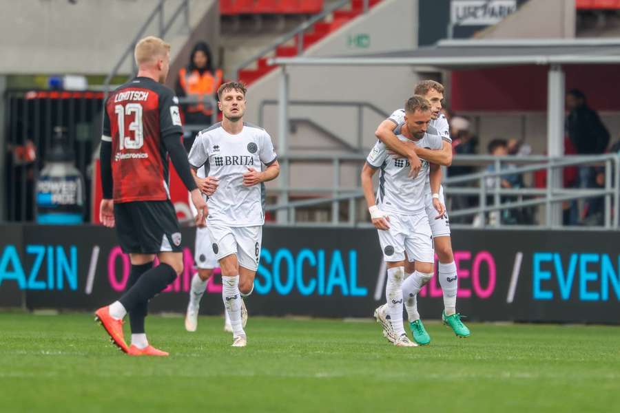 Wehen jubelt nach dem 1:0 durch Hübner Wehen jubelt nach dem 1:0 durch Hübner