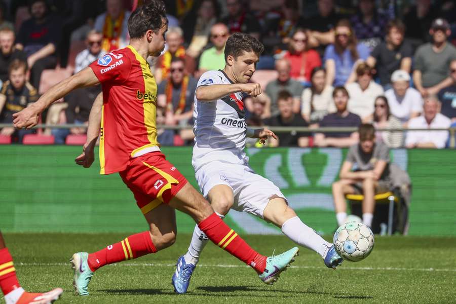 Mats Deijl (l.) en Alvaro Peña tijdens Go Ahead Eagles-Almere City