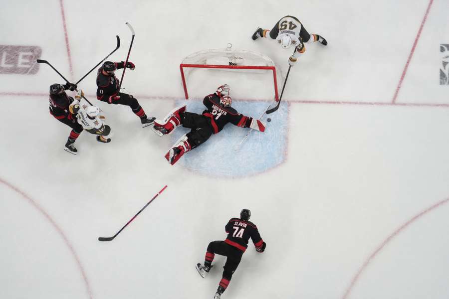 Hurricanes-Keeper andersen versucht mit aller Macht, ein Gegentor zu verhindern