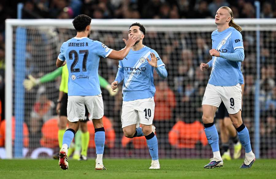 Erling Haaland célèbre son but égalisateur avec Matheus Nunes et Rayan Cherki lors du huitième de finale retour de Ligue des champions entre Manchester City et le Real Madrid, le 17 mars 2026 à l’Etihad Stadium.