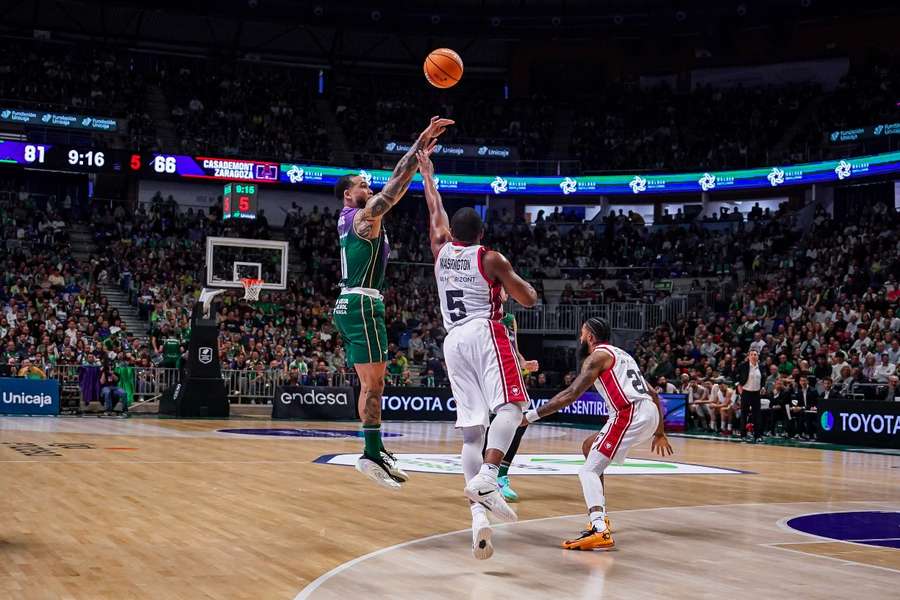 Justin Cobbs lanza un triple durante el Unicaja-Casademont Zaragoza