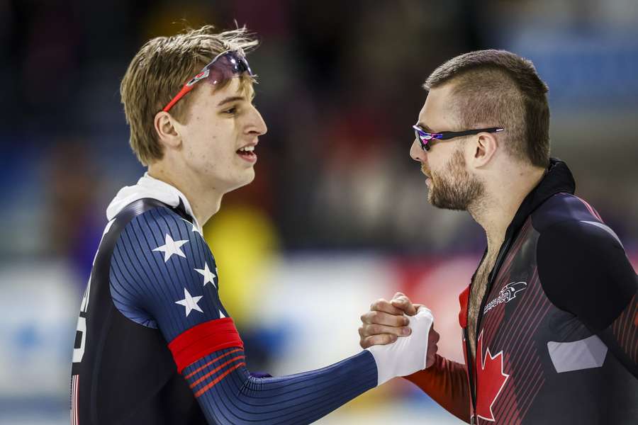 Jordan Stolz (l) won de 500 meter