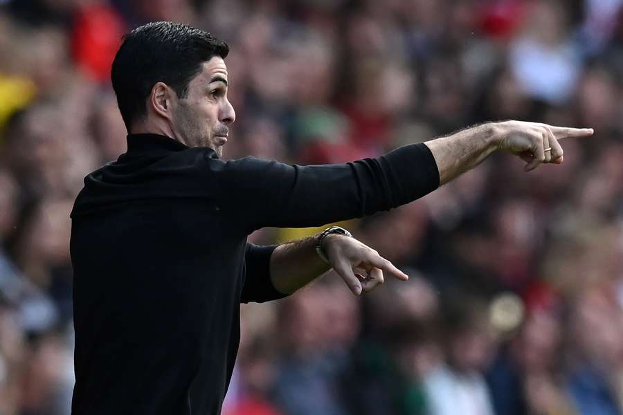 Mikel Arteta gestures on the touchline during the Premier League match between Southampton and Arsenal