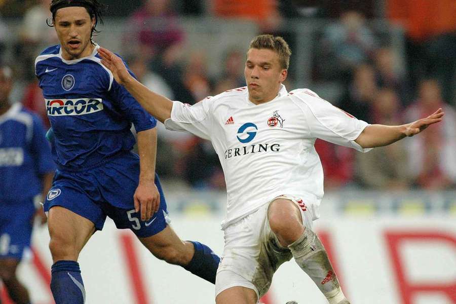 Lukas Podolski (r.) spielte zu FC-Zeiten im adidas-Trikot – links im Bild: der heutige BVB-Trainer Niko Kovac