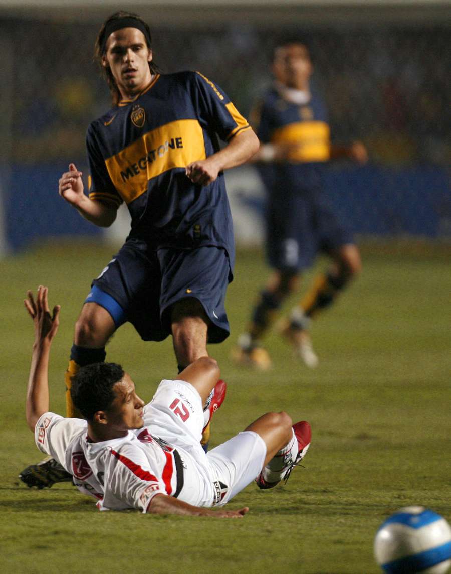 Fernando Gago (Boca) e Souza em lance da final da Recopa no Morumbi; os argentinos levaram o título para Buenos Aires Fernando Gago (Boca) e Souza em lance da final da Recopa no Morumbi; os argentinos levaram o título para Buenos Aires